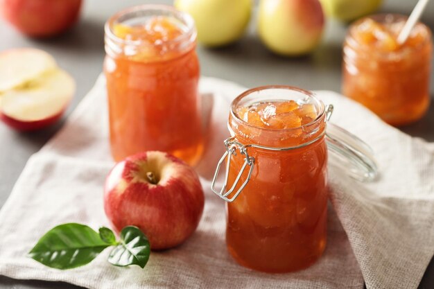 Foto apfelmarmelade im glas. apfelmarmelade auf hellem hintergrund. köstliche natürliche marmelade.