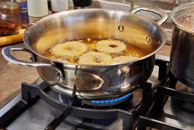 Apfelpfannkuchen kochen Apfelkrapfen in kochendem Öl