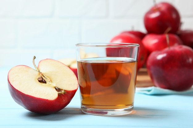 Apfelsaft aus roten Äpfeln auf dem Tisch