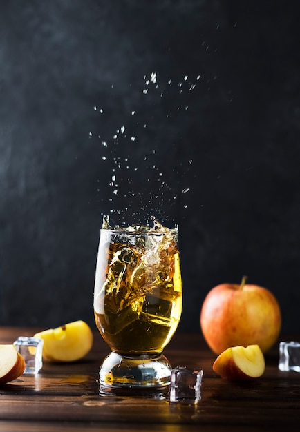 Apfelsaft in ein Glas spritzen