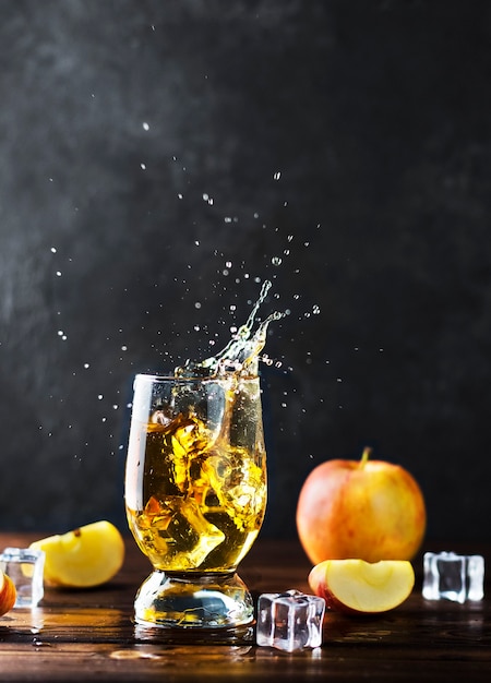 Apfelsaft in ein Glas spritzen