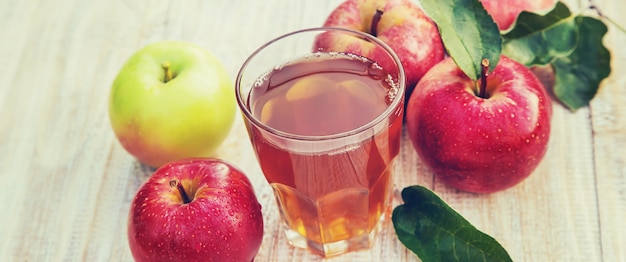 Apfelsaft in einem Glas. Selektiver Fokus.