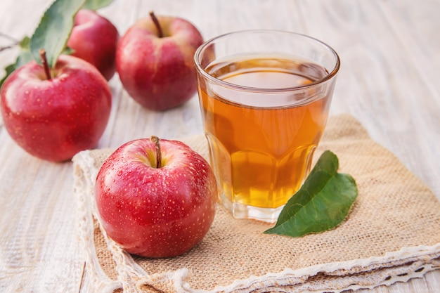 Apfelsaft in einem Glas