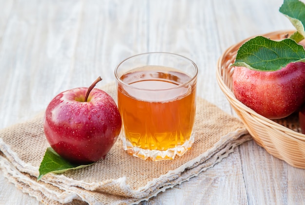 Apfelsaft in einem Glas