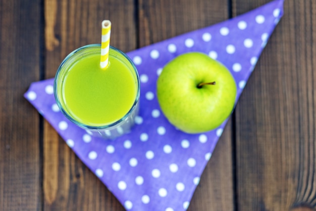 Apfelsaft in einem Glas.