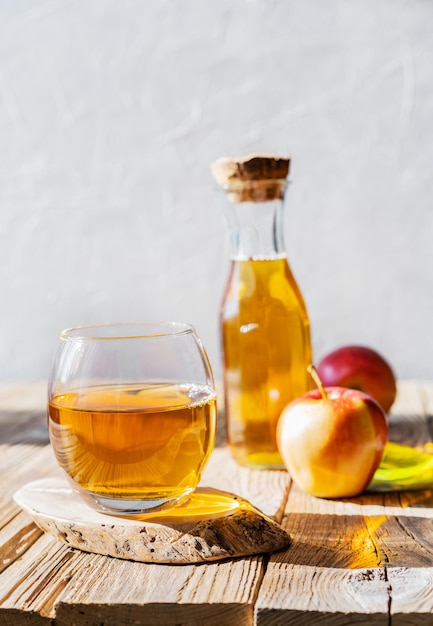 Apfelsaft mit frischen Früchten im rustikalen Stil