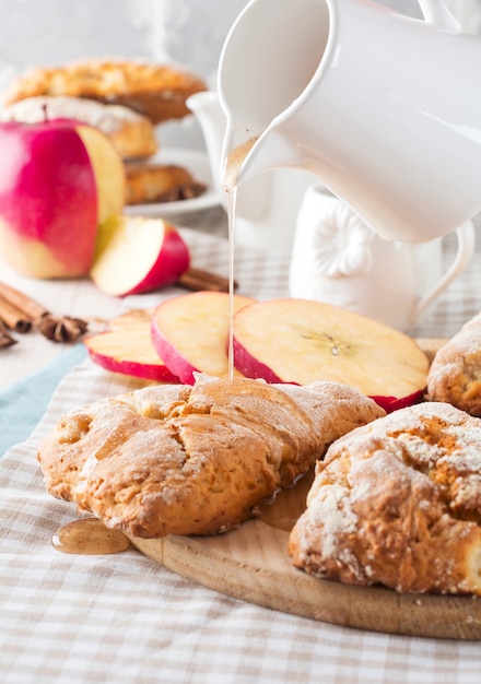 Apfelscones zum Frühstück mit Apfelweinglasur