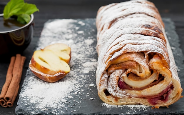 Apfelstrudel auf einer steinernen Tafel