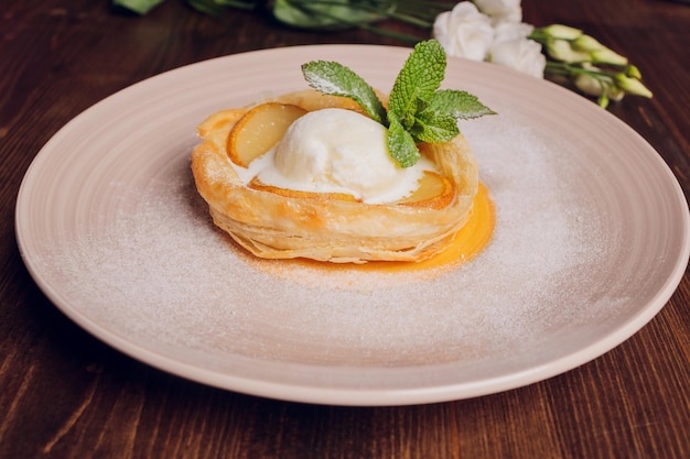 Apfelstrudel mit Eis auf einem hölzernen Hintergrund Ansicht von oben Freier Platz für Text