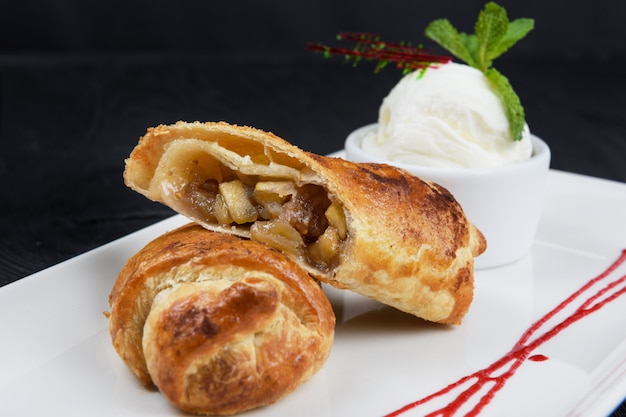 Apfelstrudel mit Vanilleeis