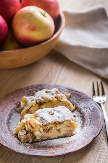 Apfelstrudel mit Walnüssen