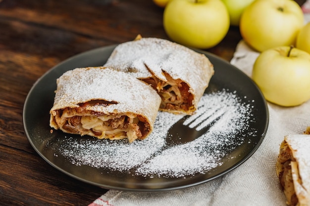 Apfelstrudel mit Zucker