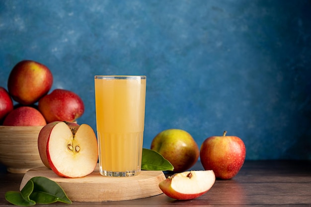 Apfelwein-Cocktail-Saftgetränk mit frischen roten Äpfeln, blauer lebendiger Hintergrundkopienraum