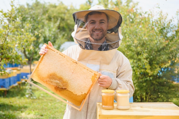 Foto apicultura apicultor en el trabajo abejas en vuelo