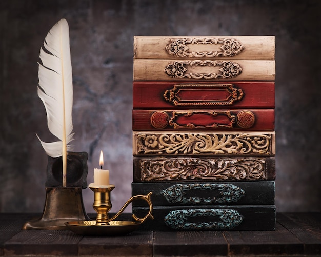 Apila libros antiguos en estantes, tinteros antiguos y plumas para escribir