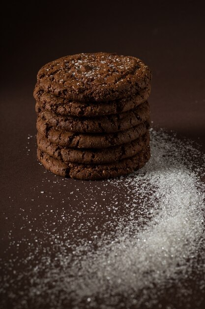 Apiladas galletas de chispas de chocolate con enfoque selectivo