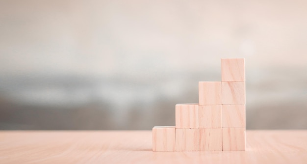 Apilamiento de bloques de madera como escalera en la mesa de madera Concepto de negocio para el proceso de éxito del crecimiento Espacio de copia