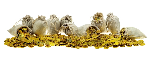 Foto apilamiento de monedas de oro en el saco del tesoro sobre fondo blanco.