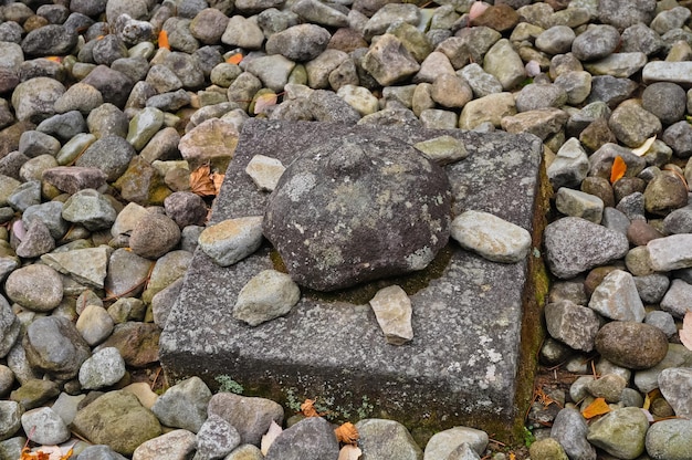 Apilamiento de rocas zen en un jardín de armonía en Japón