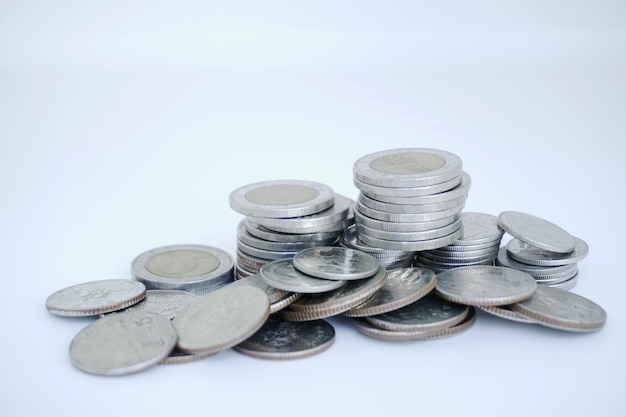 apilar monedas concepto ahorrar dinero monedas sobre fondo blanco