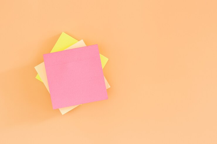 Foto apile la hoja de papel de nota adhesiva vacía sobre fondo naranja. publicarlo nota de papel.