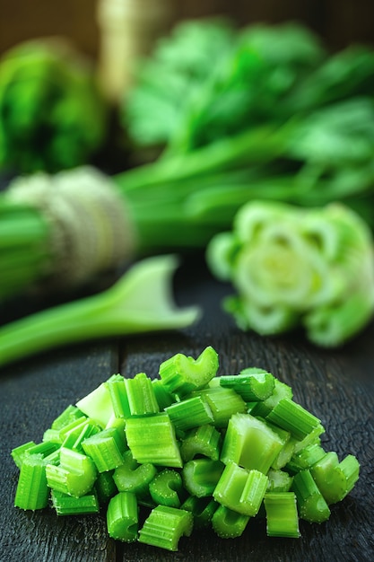 Apio en rodajas, ingrediente de cocina saludable, trozos de vegetales en rodajas