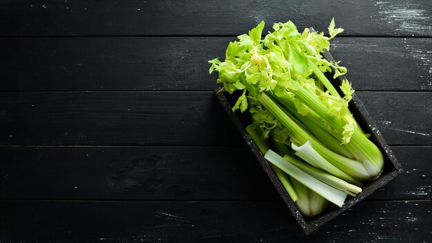 Apio verde fresco en una caja de madera Comida saludable Vista superior Espacio libre para su texto