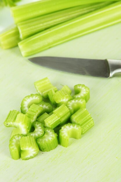 Foto apio verde fresco en primer plano de la tabla de cortar