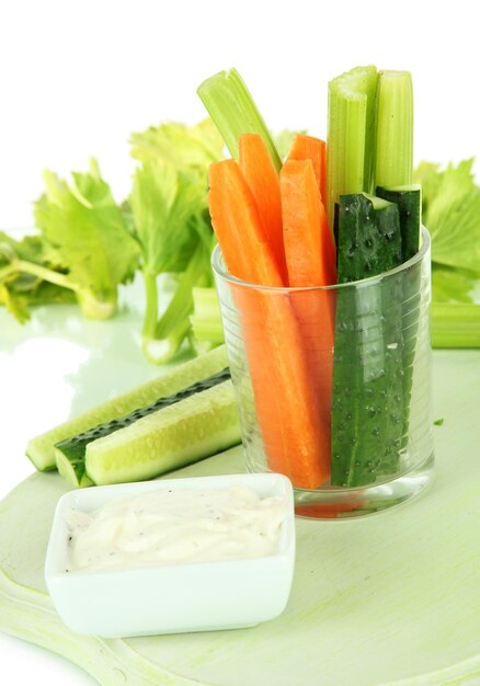 Apio verde fresco con verduras en primer plano de vidrio