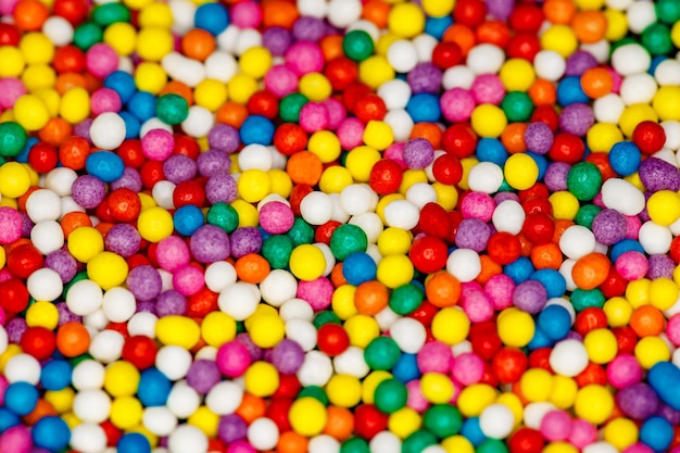 Aplastamiento de primer plano para bolas dulces multicolores de confitería en enfoque selectivo a granel