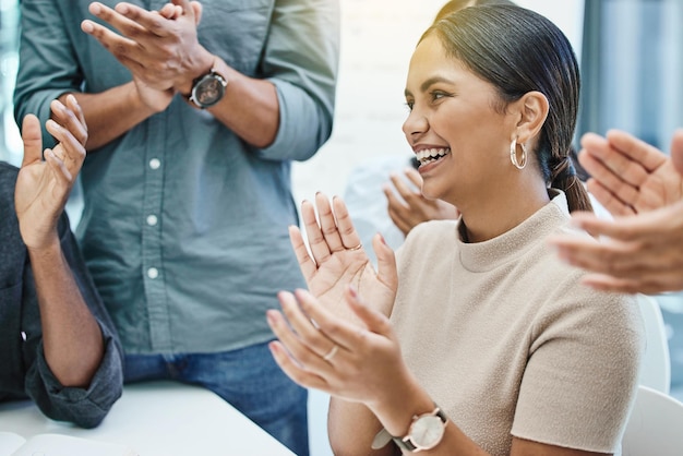 Foto aplaudiendo a los empresarios ganadores y felices por la celebración del éxito y los objetivos de trabajo en equipo objetivo o promoción aplausos y mujeres emocionadas con el equipo ganador celebran y reúnen la colaboración