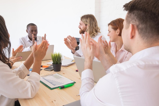 Foto aplausos de empresários na reunião