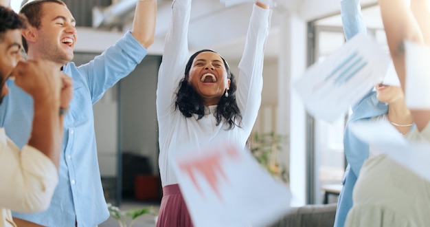 Aplausos de éxito y gente de negocios con papel en una reunión para celebrar la victoria y feliz con el logro de la empresa Colaboración en equipo y empleados con documentos para la felicidad y la meta