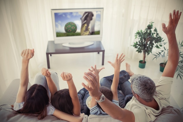 Aplausos familiares e assistindo a copa do mundo em casa