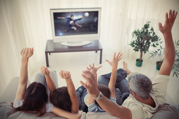 Aplausos familiares e assistindo a copa do mundo em casa