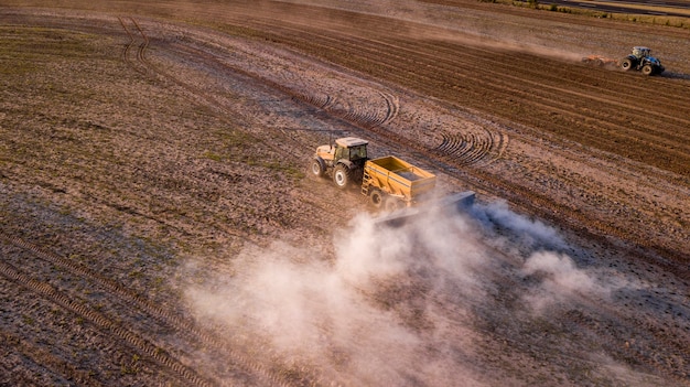 Foto aplicação de calcário para equilíbrio do solo.