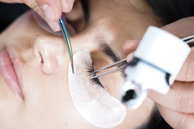 aplicação de cílios postiços hairbyhair para os olhos