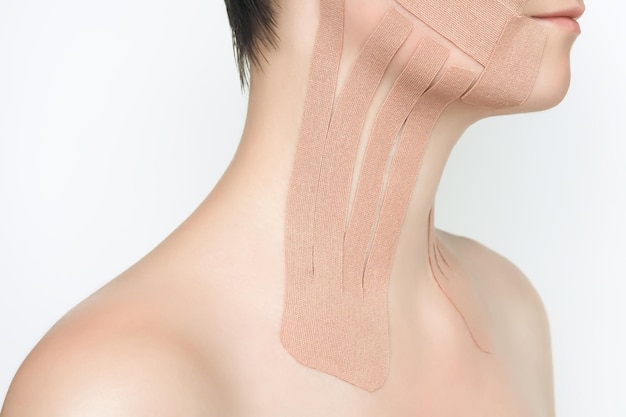 Foto aplicação de drenagem linfática no pescoço e terço inferior da face