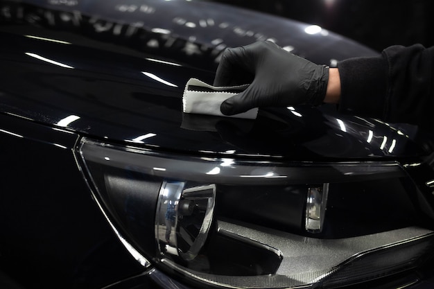 Foto aplicação de nanocerâmica em carros. conceito de proteção de pintura de carro