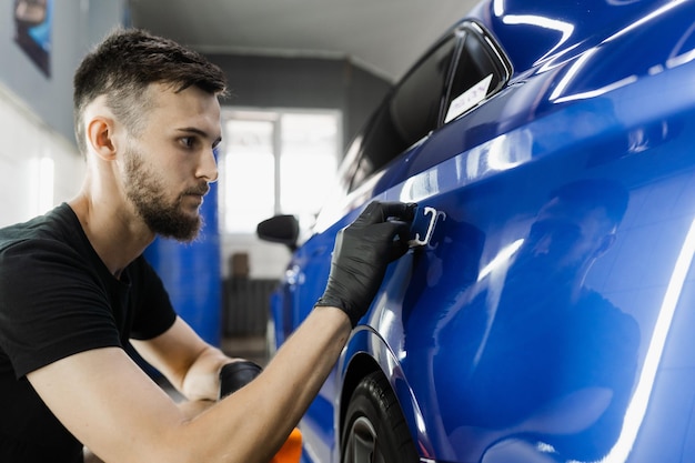 Aplicação manual de camada protetora nano cerâmica para proteger o carro de arranhões Processo de aplicação de camada cerâmica na carroceria do carro usando esponja no detalhamento do serviço automotivo