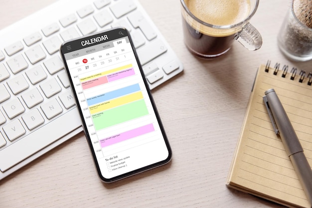 Foto aplicación de calendario abierta en el teléfono móvil