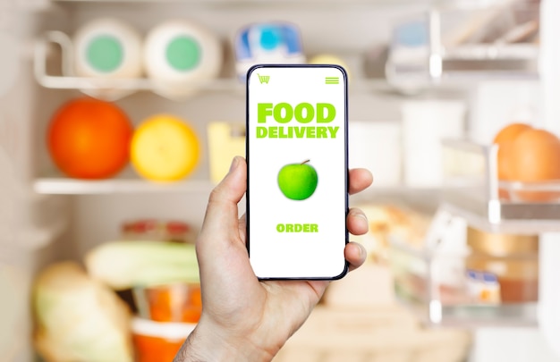 Aplicación de entrega de alimentos en línea en un teléfono móvil. Servicio de mercado de alimentos en smartphone.