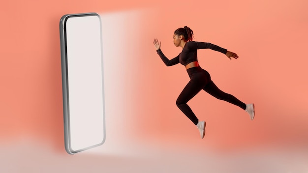 Aplicación de fitness Dama negra corriendo a un gran smartphone con pantalla en blanco sobre un panorama de fondo de color neón