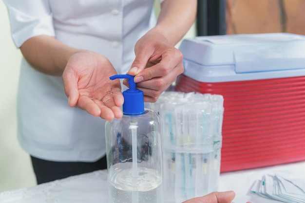 Foto aplicación del gel antibacterial en las manos