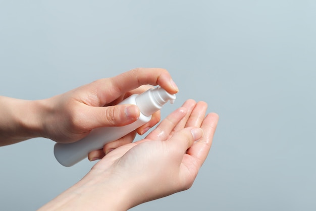 Aplicación de un gel antiséptico para manos. Protección contra coronavirus.
