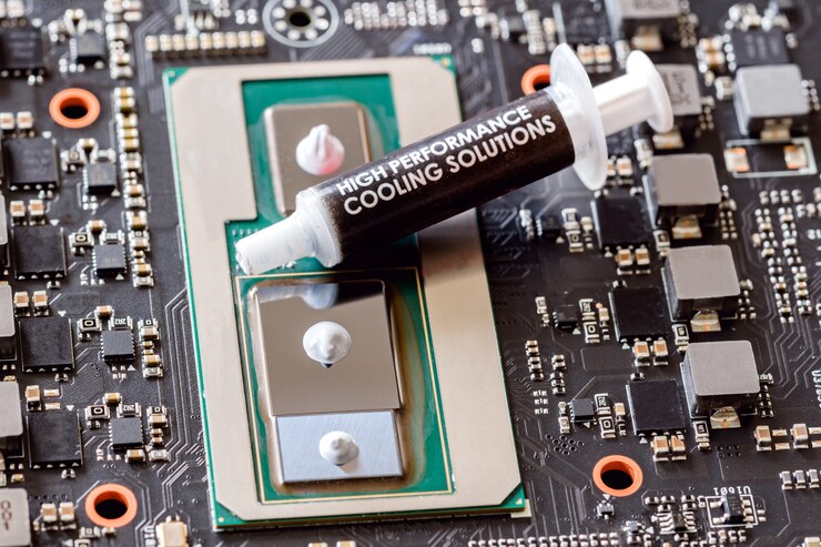 Foto aplicación de grasa térmica al procesador moderno cpu closeup