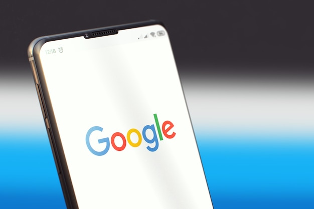 Foto aplicación móvil de google en la pantalla del teléfono inteligente