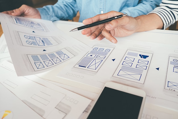 Aplicación de planificación de Creative Web Designer y diseño de plantilla de desarrollo, marco para teléfono móvil.