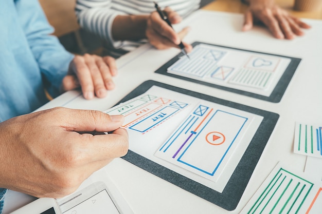 Aplicación de planificación de Creative Web Designer y diseño de plantilla de desarrollo, marco para teléfono móvil.