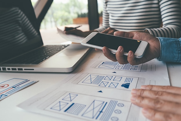 Aplicación de planificación de Creative Web Designer y diseño de plantilla de desarrollo, marco para teléfono móvil.